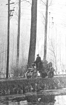 Tracteur Leon Gérard avec trolleys